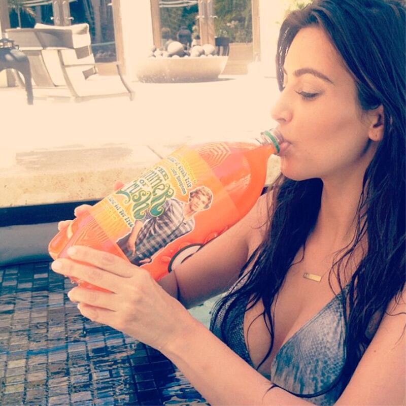 galleries/2012/08/08/what-s-up-with-kim-kardashian-s-bikini-shot-twitter-obsession-photos/kim-bikini-3_noytbk