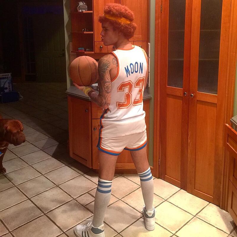 galleries/2015/10/31/best-celebrity-halloween-costumes-2015-photos/151031-celeb-halloween-outfits-11_aanjb6