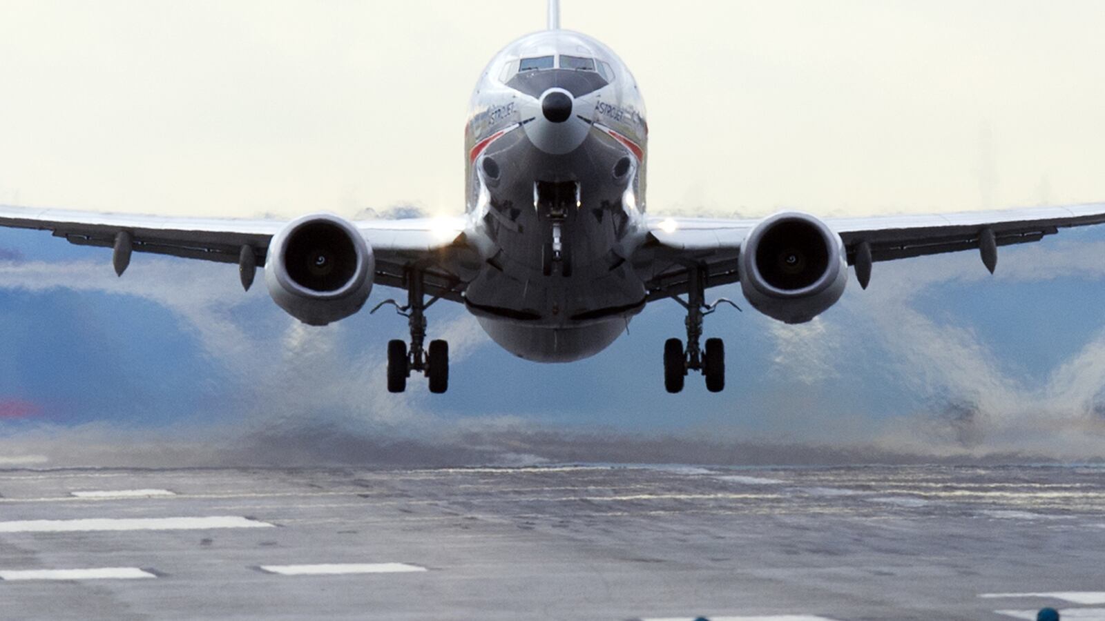 cheats/2014/04/21/teen-survives-flight-in-wheel-well/140421-stowaway-cheat_lewf7z