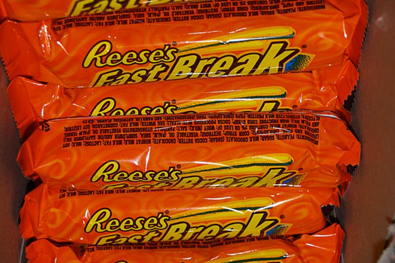 galleries/2011/10/14/most-fattening-halloween-candy-snickers-twix-kit-kat-candy-corn-photos/deadliest-halloween-candy-most-fattening-gal-reeses-fast-break_bgrxfi