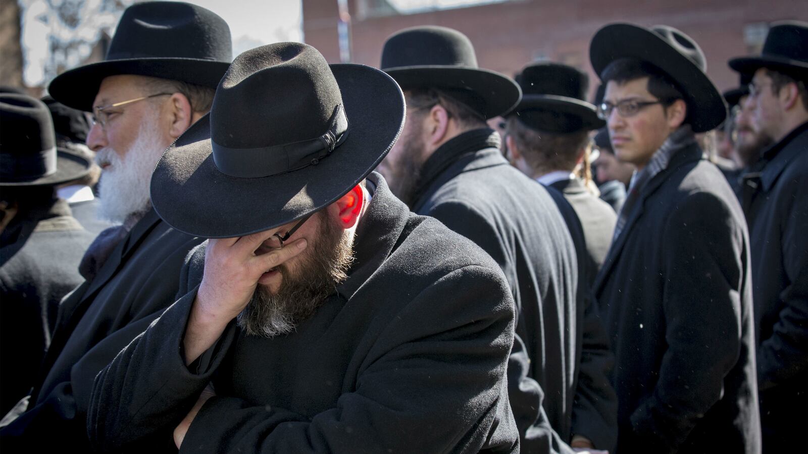 cheats/2015/03/23/7-killed-in-fire-set-for-israel-burial/150323-brooklyn-fire-cheat_vveytt