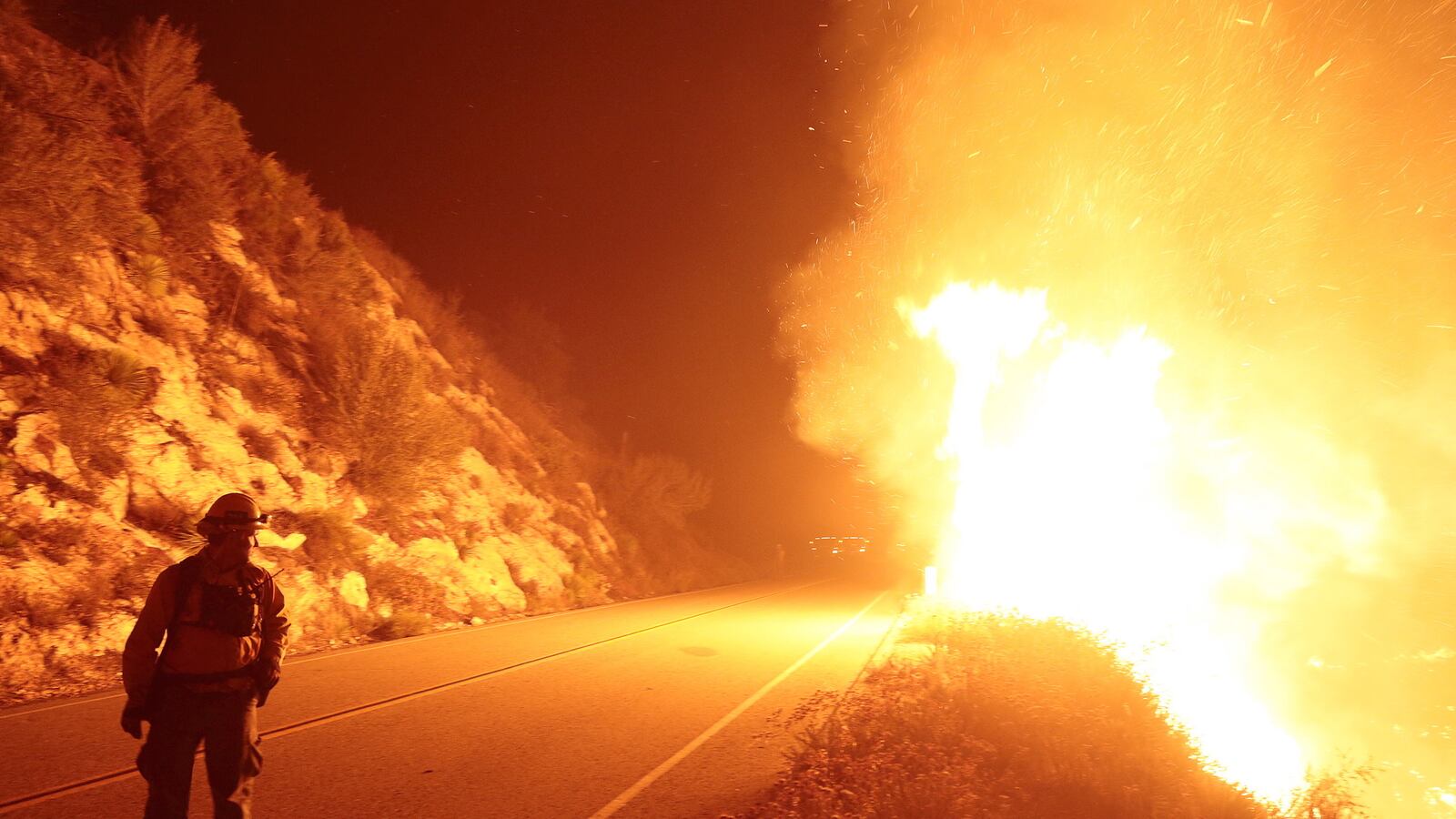 cheats/2015/08/17/200-troops-to-help-fight-wildfires/150817-wildfire-cheat_y3mfij