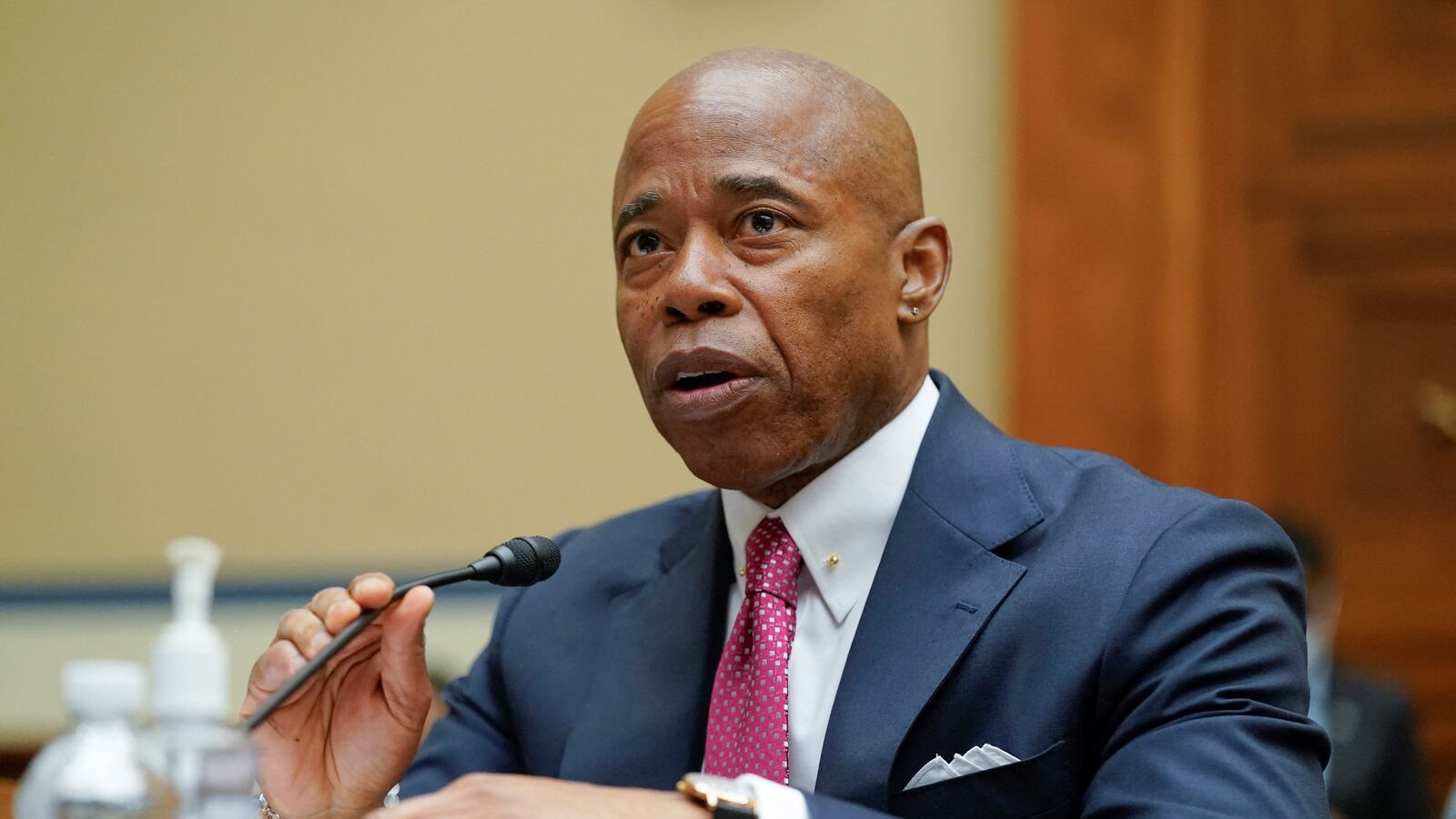 2022-06-08T154859Z_1765977738_RC2RNU9MRTZN_RTRMADP_3_USA-GUNS_aljagt