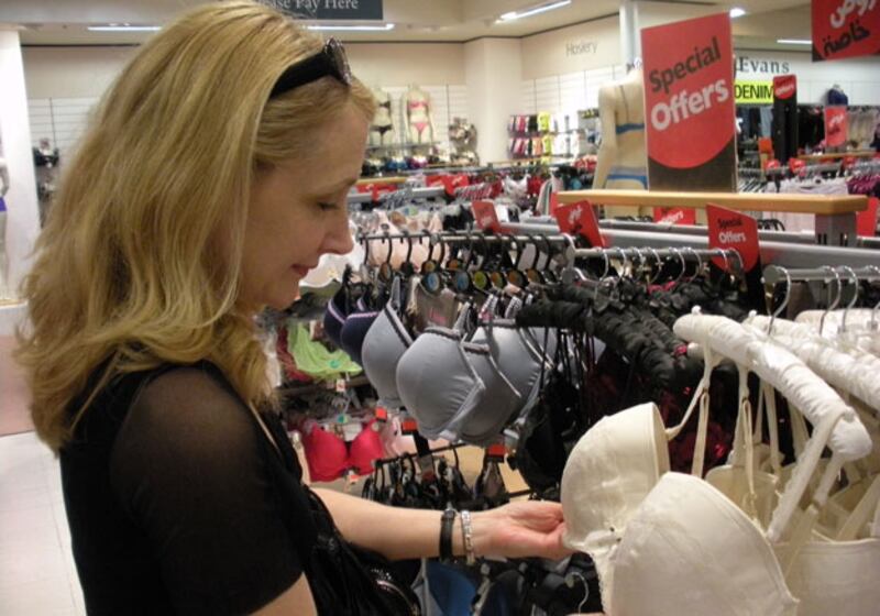 galleries/2009/11/03/patricia-clarkson-shopping-in-doha/dana-clarkson--10_kyoye4
