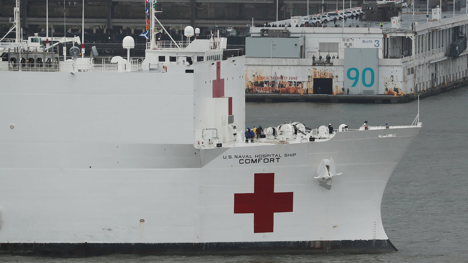 2020-04-30T000000Z_114523190_RC25FG9SX2FR_RTRMADP_3_HEALTH-CORONAVIRUS-USA-NEW-YORK-DEPARTURE_jjtwov