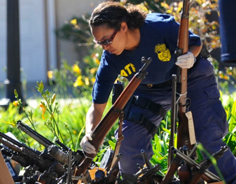 articles/2010/11/12/former-us-marines-busted-for-selling-guns-to-gangs/pelisek-marines-gang-deal_140913_ccyzhc