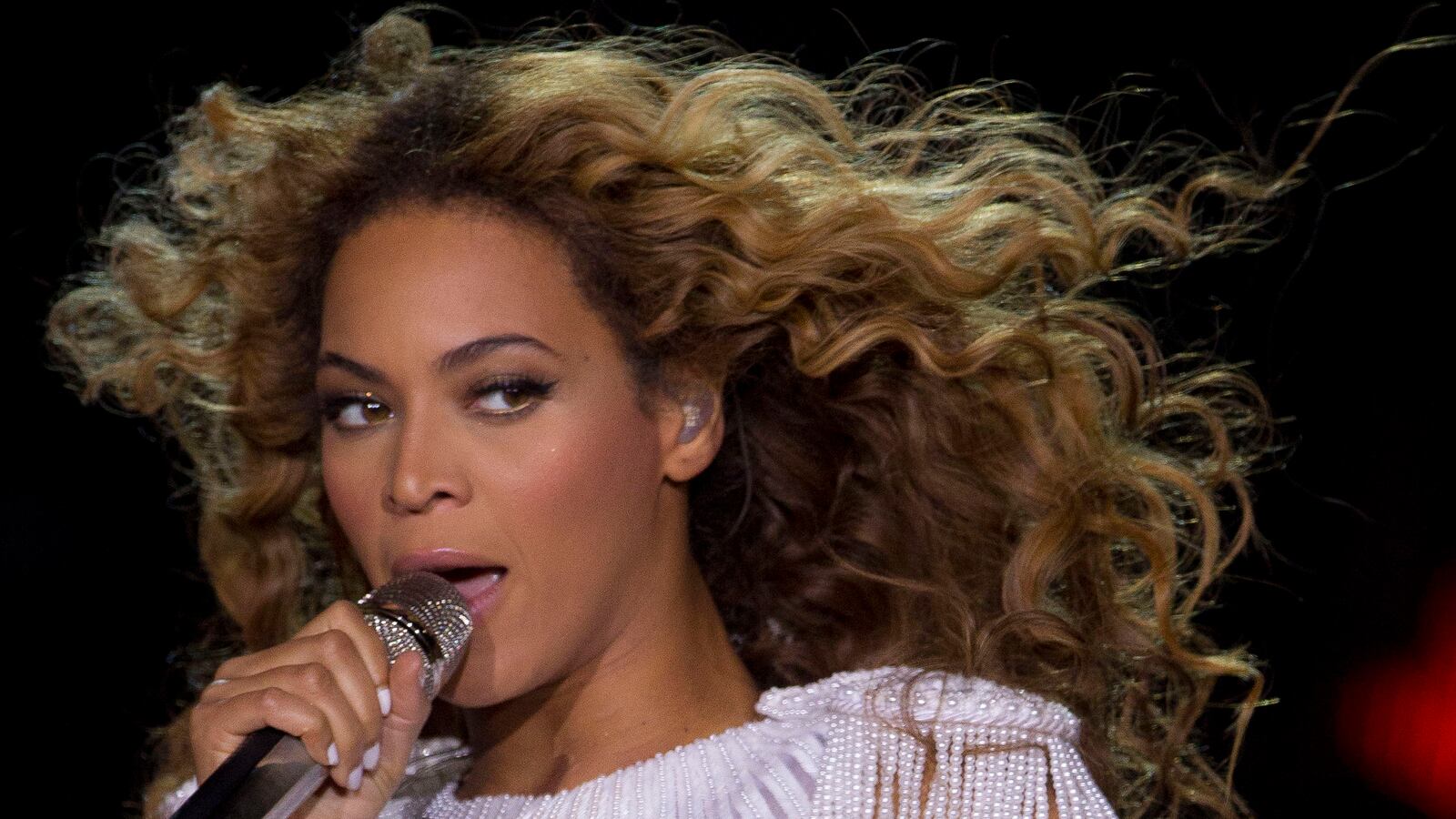 cheats/2013/05/18/beyonce-responds-to-pregnancy-rumors/130518-beyonce-rumor-reax-cheat_dtyzaz