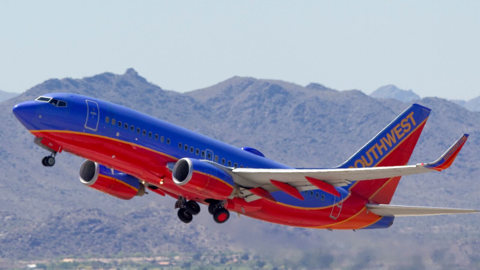 cheats/2014/01/13/southwest-lands-at-wrong-airport/140113-southwest-mo-cheat_x9ubjb