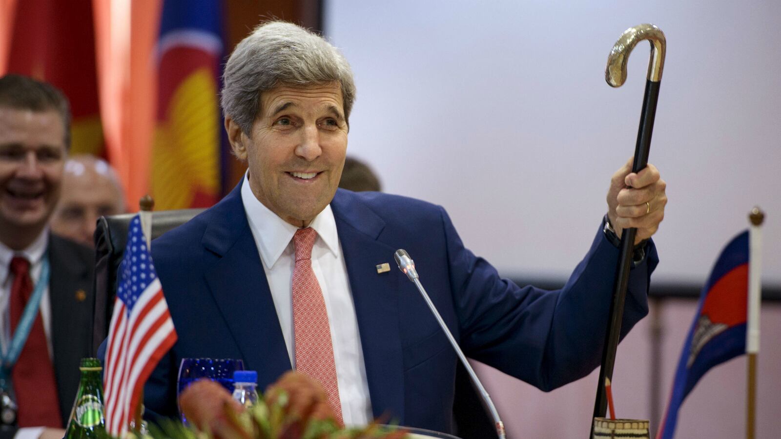 cheats/2015/08/05/kerry-uses-jfk-cane-for-support-in-asia/150805-john-kerry-jfk-cane-cheat_zyvbpt