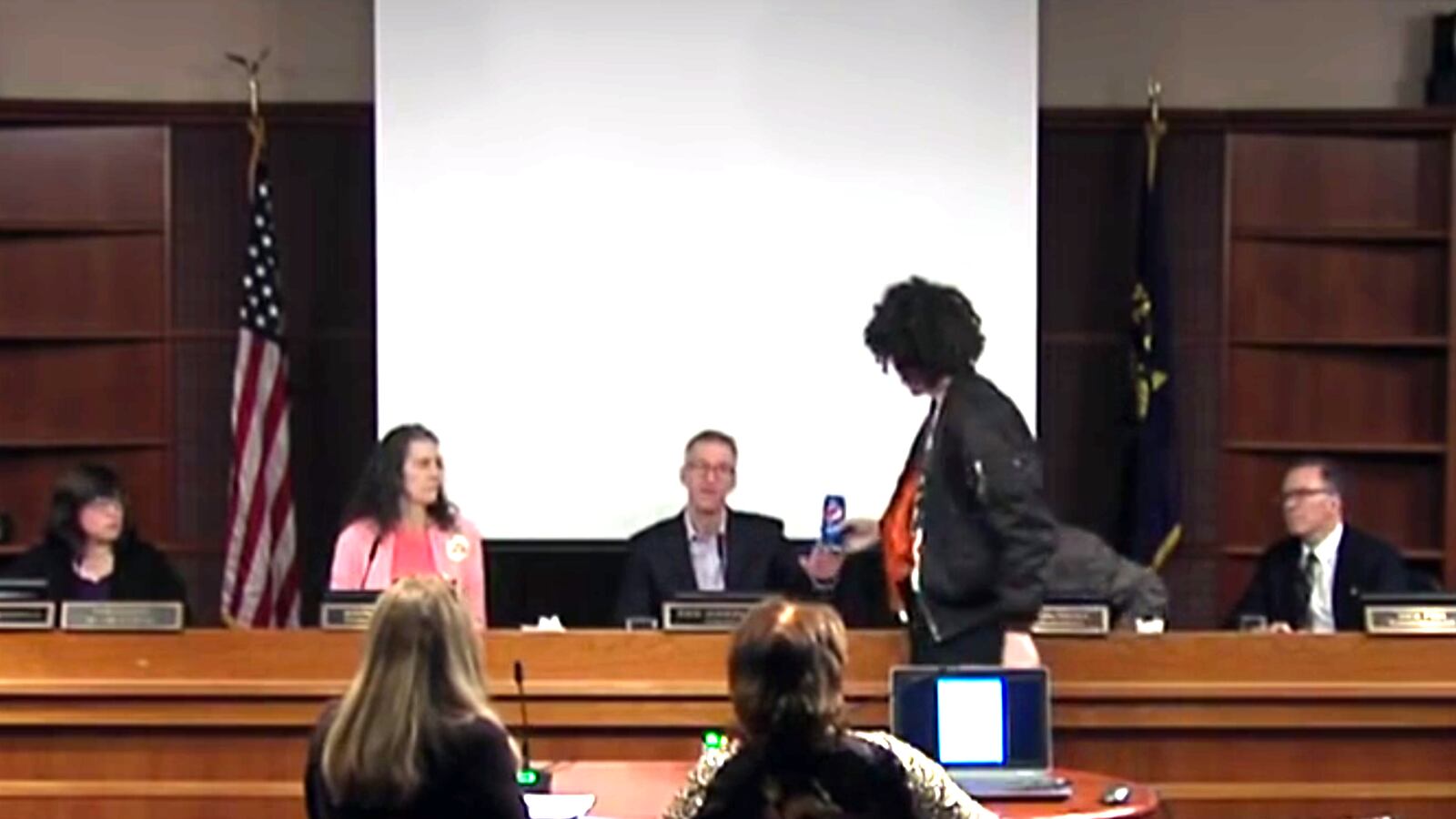 articles/2017/04/06/portland-man-gives-mayor-a-pepsi-can-to-break-tension/170406-seo-pepsi-portland-tease_tuwwjd