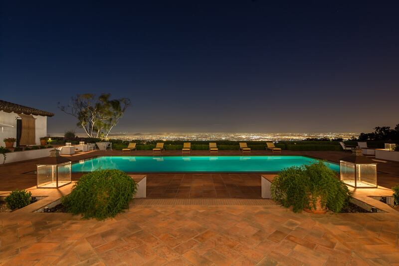 galleries/2014/08/30/omg-i-want-this-house-beverly-hills-photos/140829-omg-house-hacienda-dela-paz-6_rvfqke