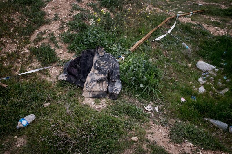 galleries/2015/03/19/uncovering-isis-s-mass-graves/150318-sayman-graves7_p0znyd