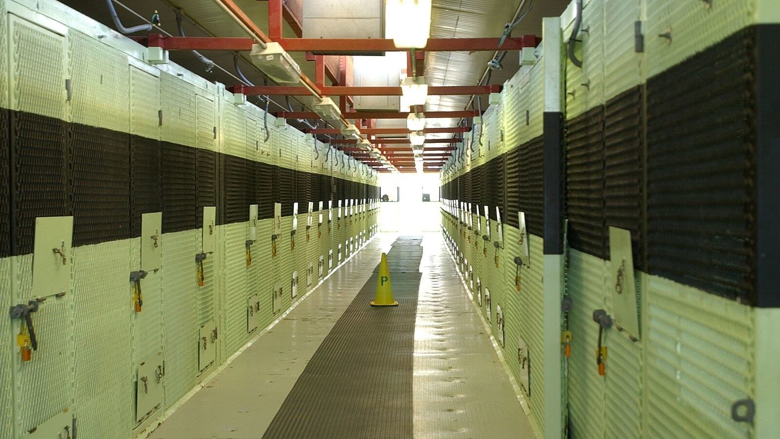 1600px-Guantanamo_Cellblock__Camp_Delta_-_1_zmrztb