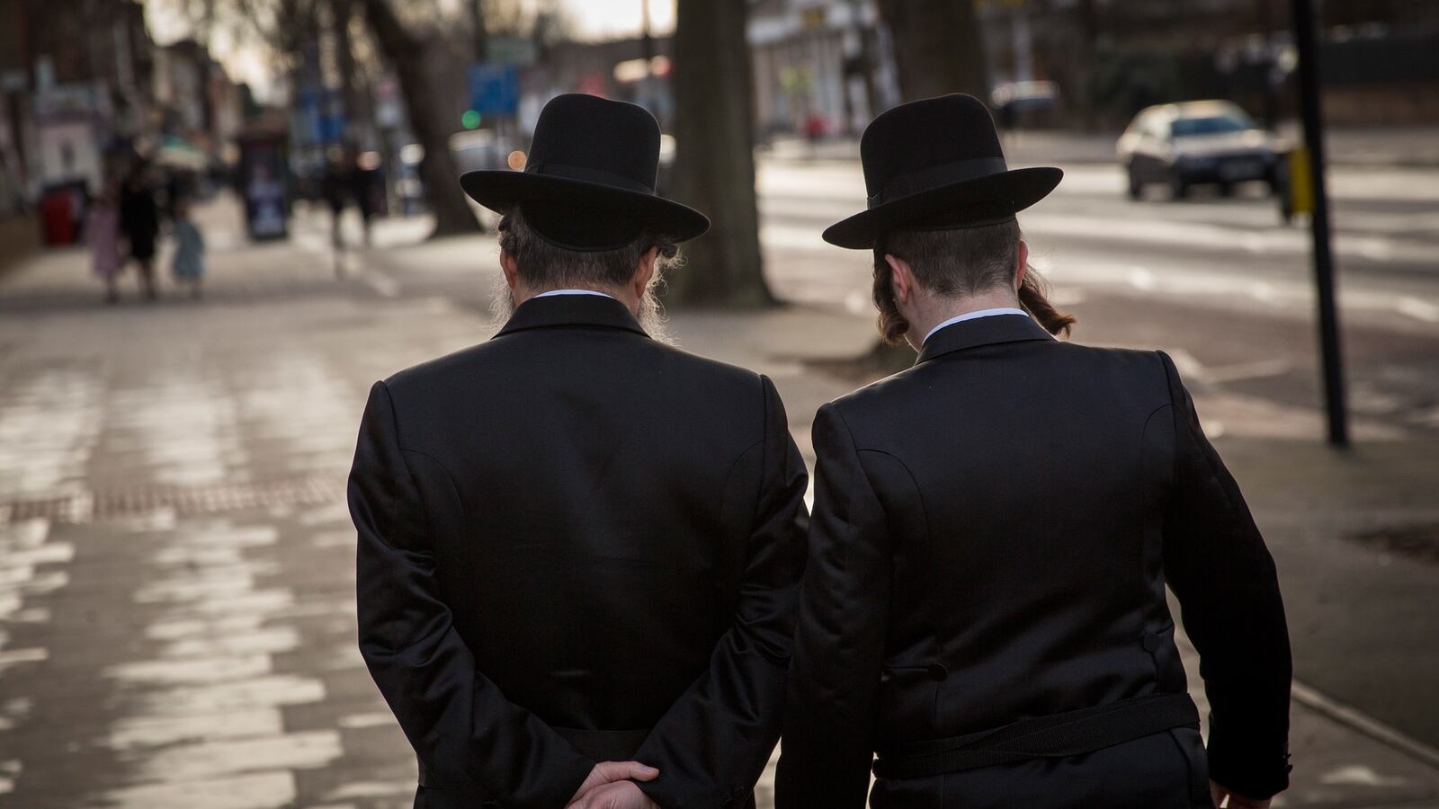 articles/2015/05/29/london-rabbis-run-women-off-the-road/150529-strochlic-london-tease_cro7bd
