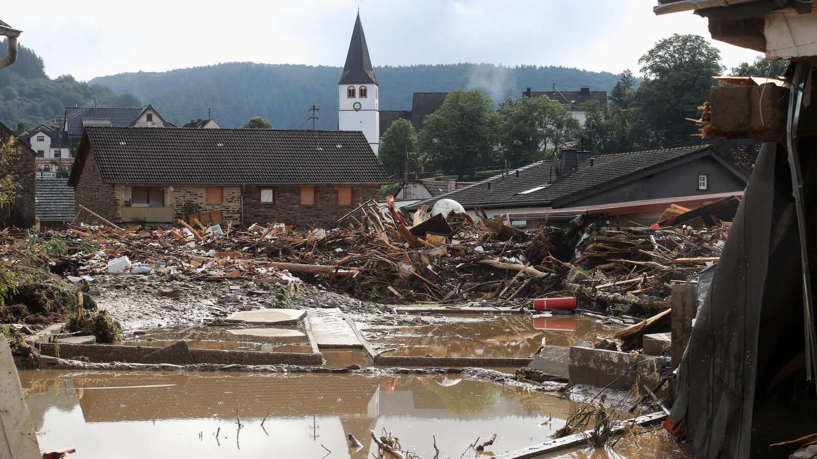 2021-07-15T075244Z_1950788245_RC2VKO9ISF3S_RTRMADP_3_EUROPE-WEATHER-GERMANY_dodfps