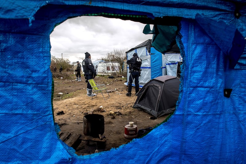 galleries/2016/03/01/police-dismantle-jungle-in-calais/160304-calais-police3_qemnxt