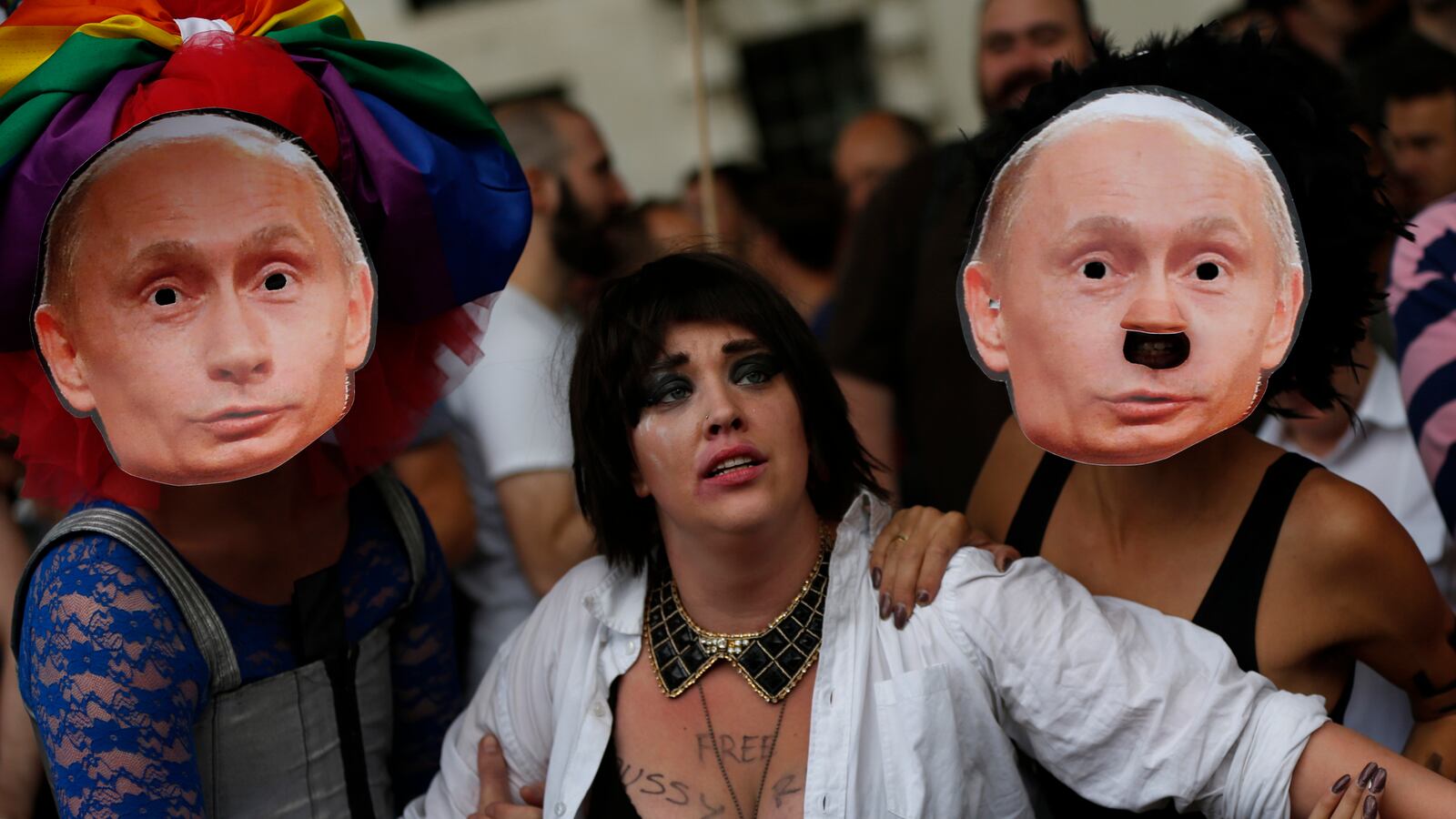 cheats/2013/08/11/hundreds-protest-in-london-against-russia/130811-london-russia-cheat_zgsxrv