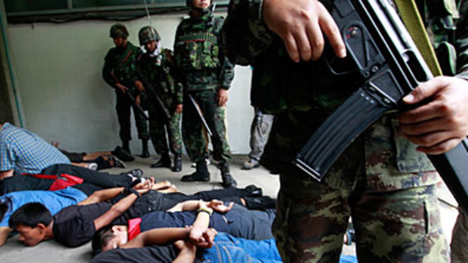 cheats/2010/05/20/thai-soldiers-arrest-leaders/bangkok-protest-crackdown_tfd9c6