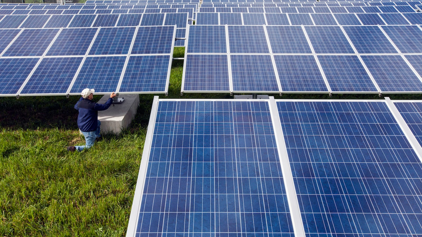 articles/2013/05/19/landfill-sites-find-reuse-as-locations-for-solar-electricity-plants/130517-green-landfill-tease-embed_r0nhgt