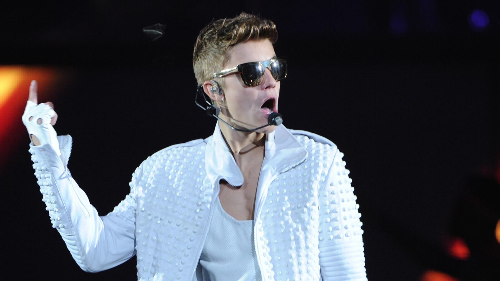 cheats/2013/08/06/bieber-questioned-after-nightclub-brawl/130806-bieber-hamptons-cheat_oxzk4x