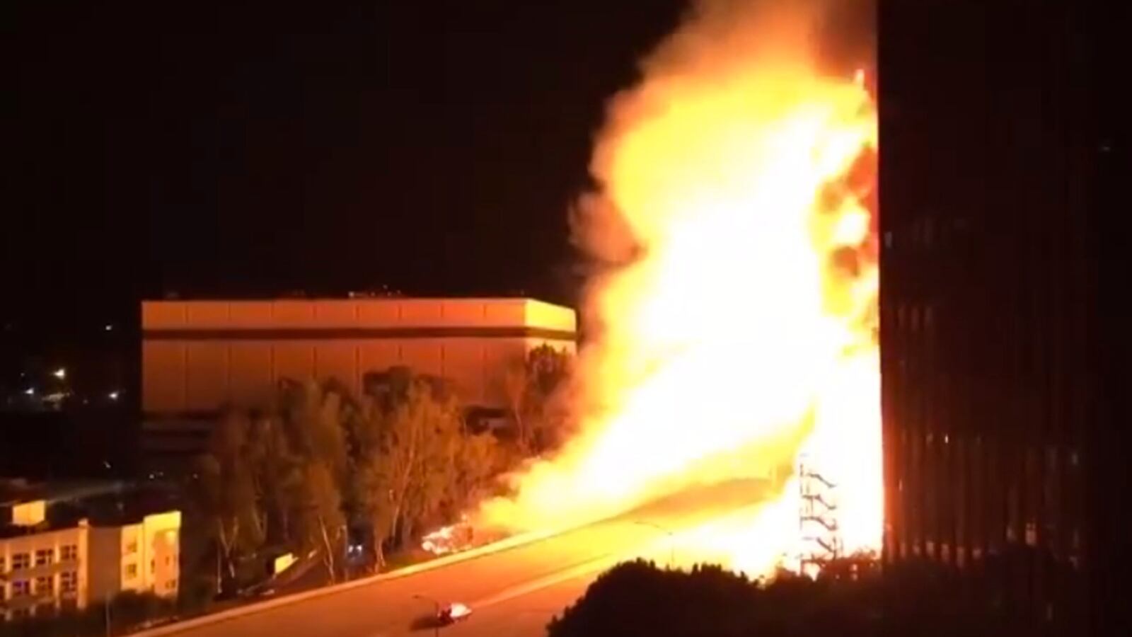 cheats/2014/12/08/massive-la-fire-shuts-down-freeways/141208-los-angeles-fire-cheat_rcbuf1