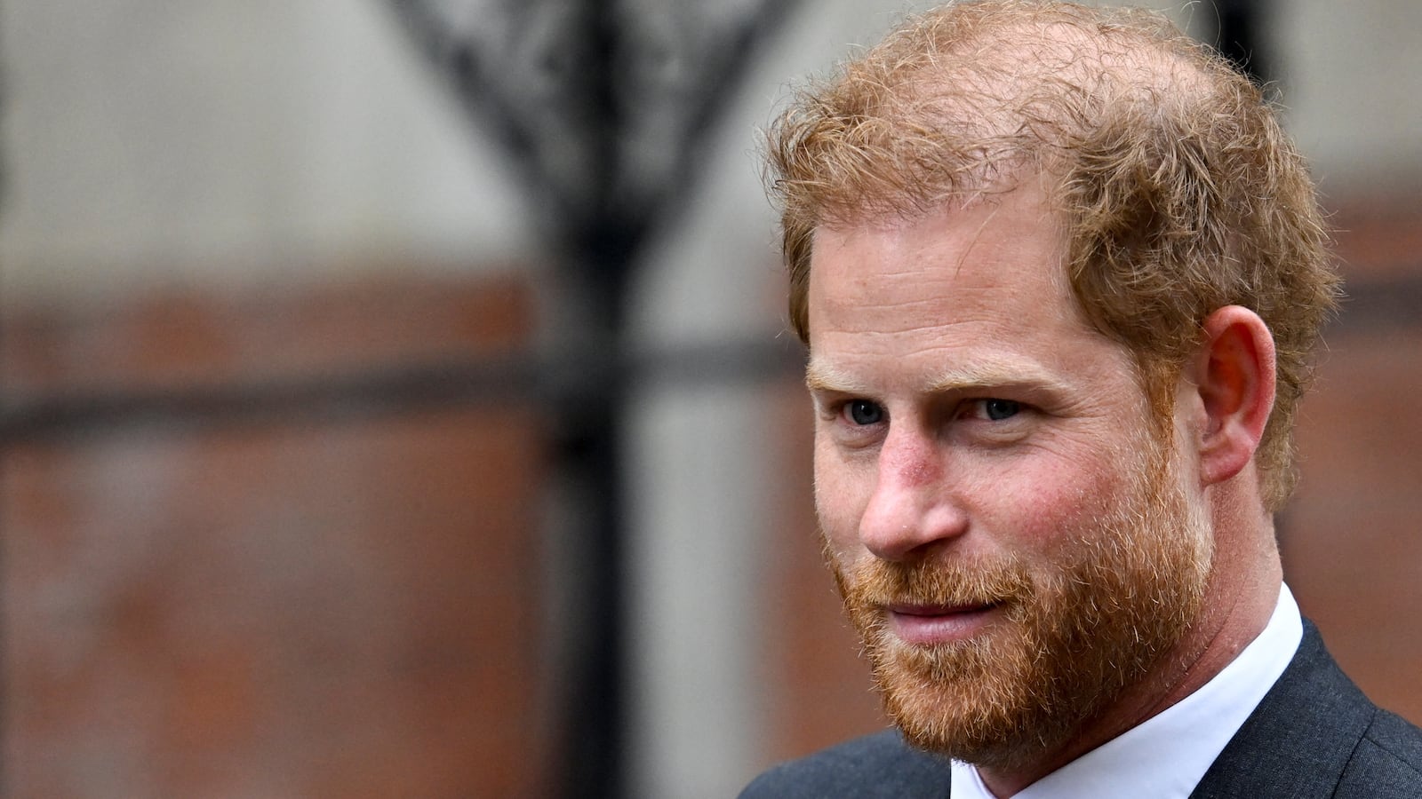 2023-03-30T145636Z_1531376062_RC2E40AW0ONN_RTRMADP_3_BRITAIN-ROYALS-NEWSPAPERS_kz4vcy