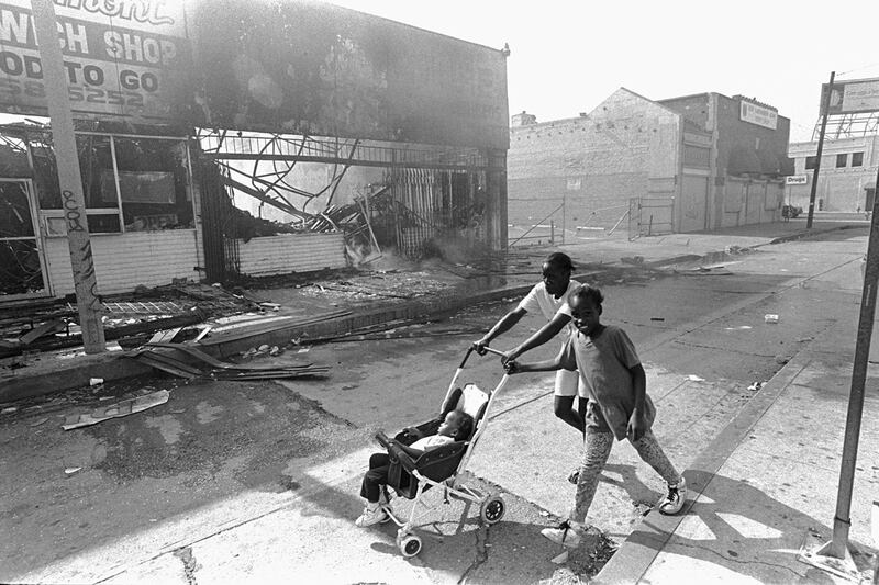 galleries/2012/04/27/los-angeles-riots-pictures-twenty-years-later-photos/la-riots-before-after-7_usfzzm