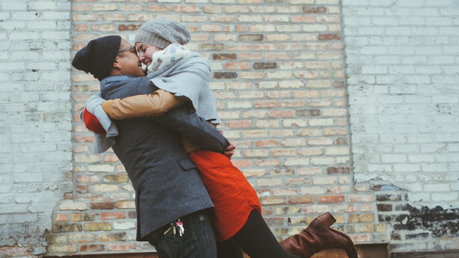 articles/2015/11/06/why-a-fitbit-as-your-companion-this-season-is-the-ideal-holidate/151119-fitbit-tease_v2pcam