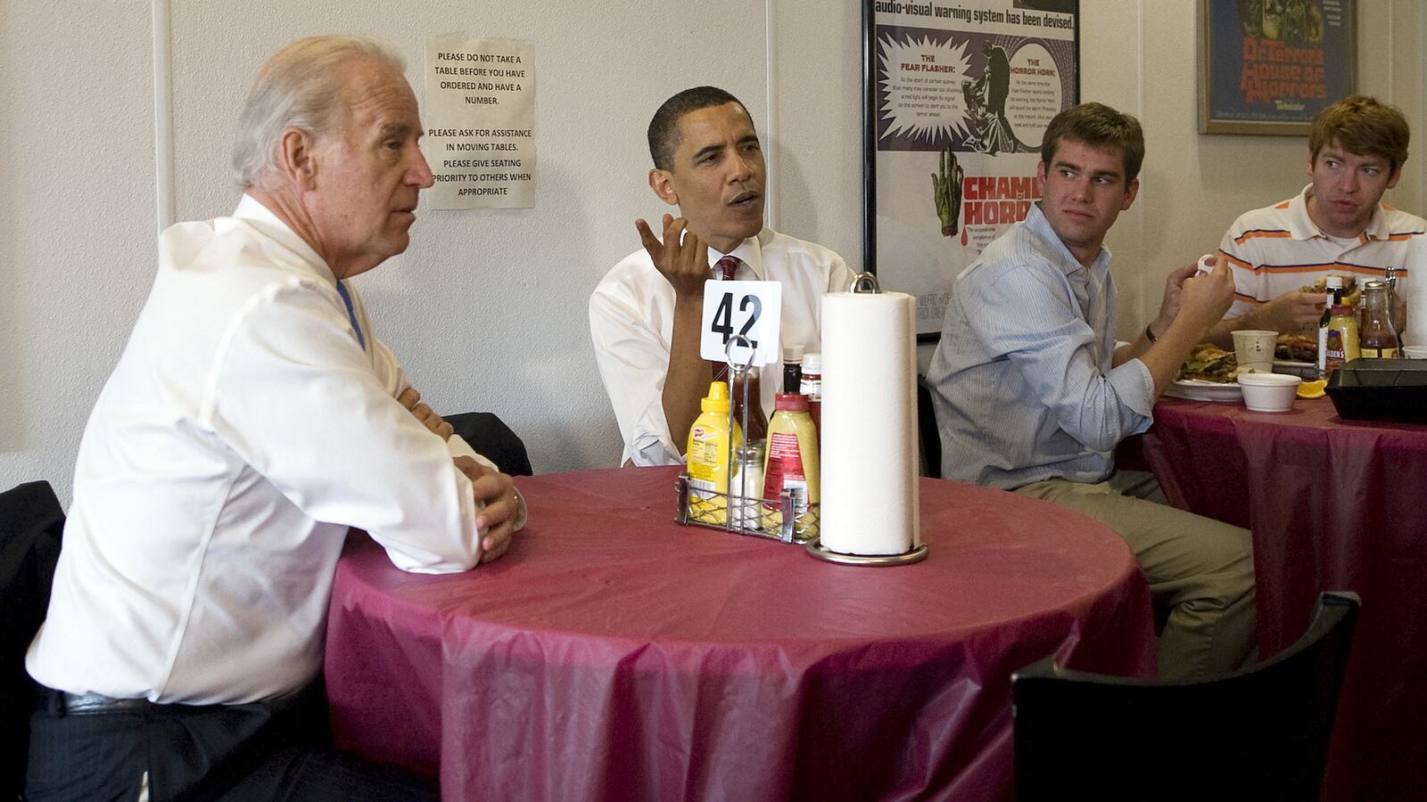 US President Barack Obama (C) has lunch with Vice President Joe Biden (L) at Ray's Hell Burger in Arlington, Virginia, May 5, 2009.
