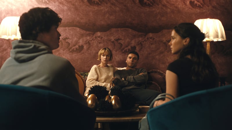 (L-R) Charles Melton as Austin Davis, Carey Mulligan as Lindsay Crane-Martin, Oscar Isaac as Josh Martin, and Cailee Spaeny as Ashley Miller.