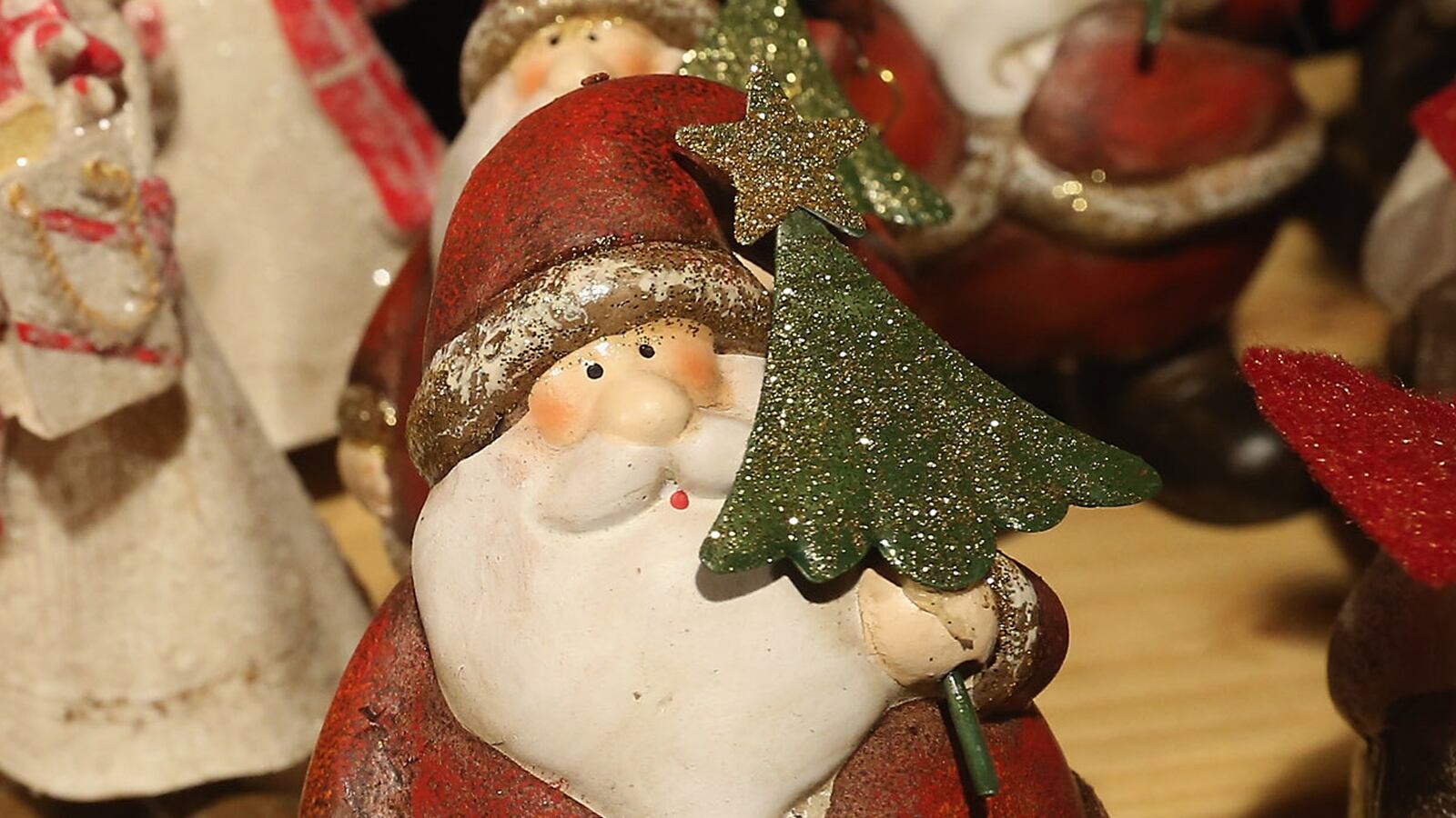 cheats/2013/11/26/santa-charged-for-groping-elf/131126-santa-groper-cheat_dddeip