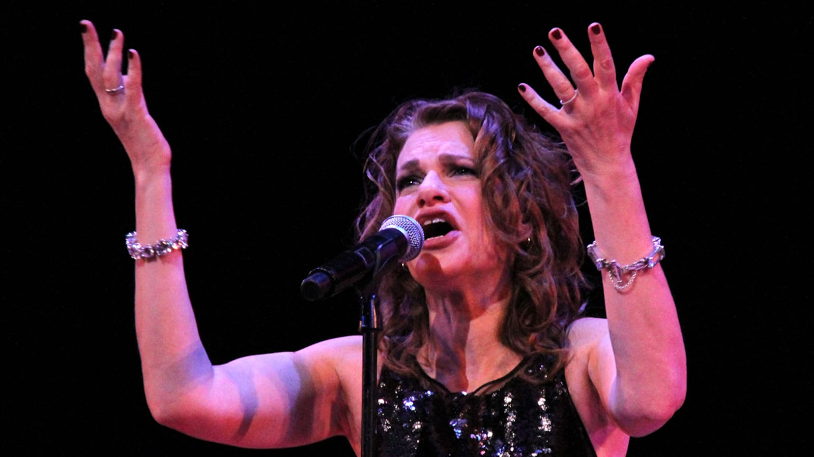 articles/2011/08/09/sandra-bernhard-at-redcat-i-love-being-me-don-t-you/sandra-bernhard-romano_jv4zjy