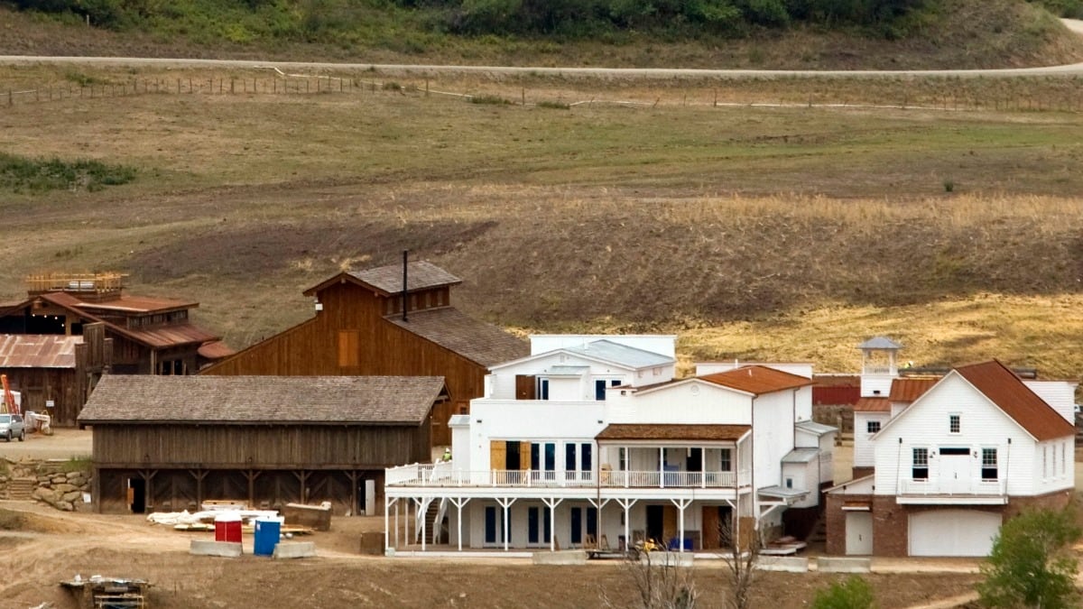 cheats/2012/10/15/koch-sued-for-false-imprisonment/William-koch-sued-cheat_mj42er