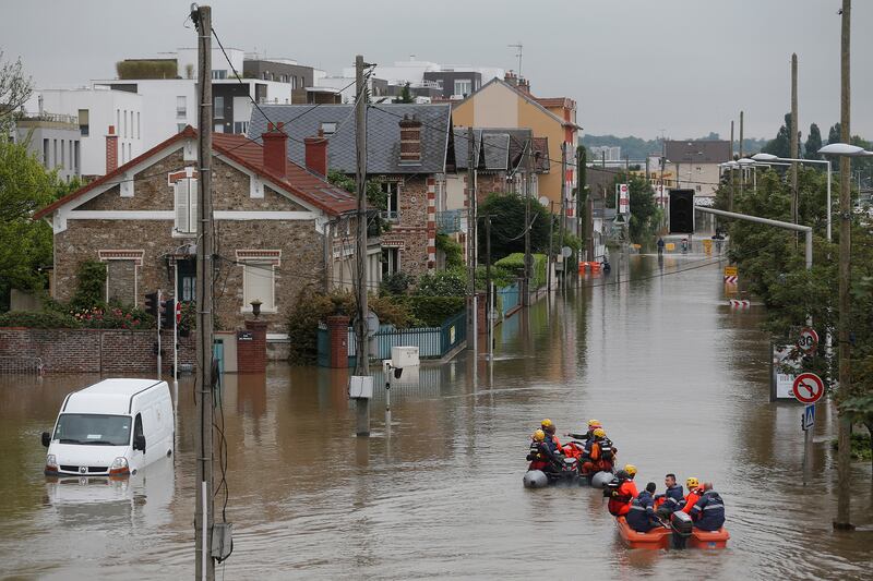 galleries/2016/06/03/the-city-of-light-underwater/160603-paris-flooding-07_et6n3u