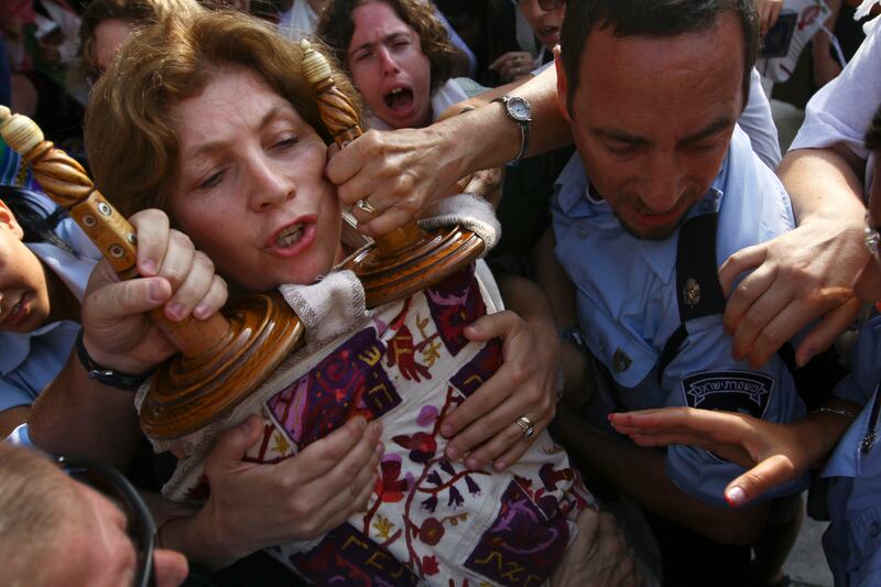 articles/2013/04/10/top-5-reasons-to-accept-sharansky-s-western-wall-compromise/130205-ephron-wall-women-embed2_y5lsyj