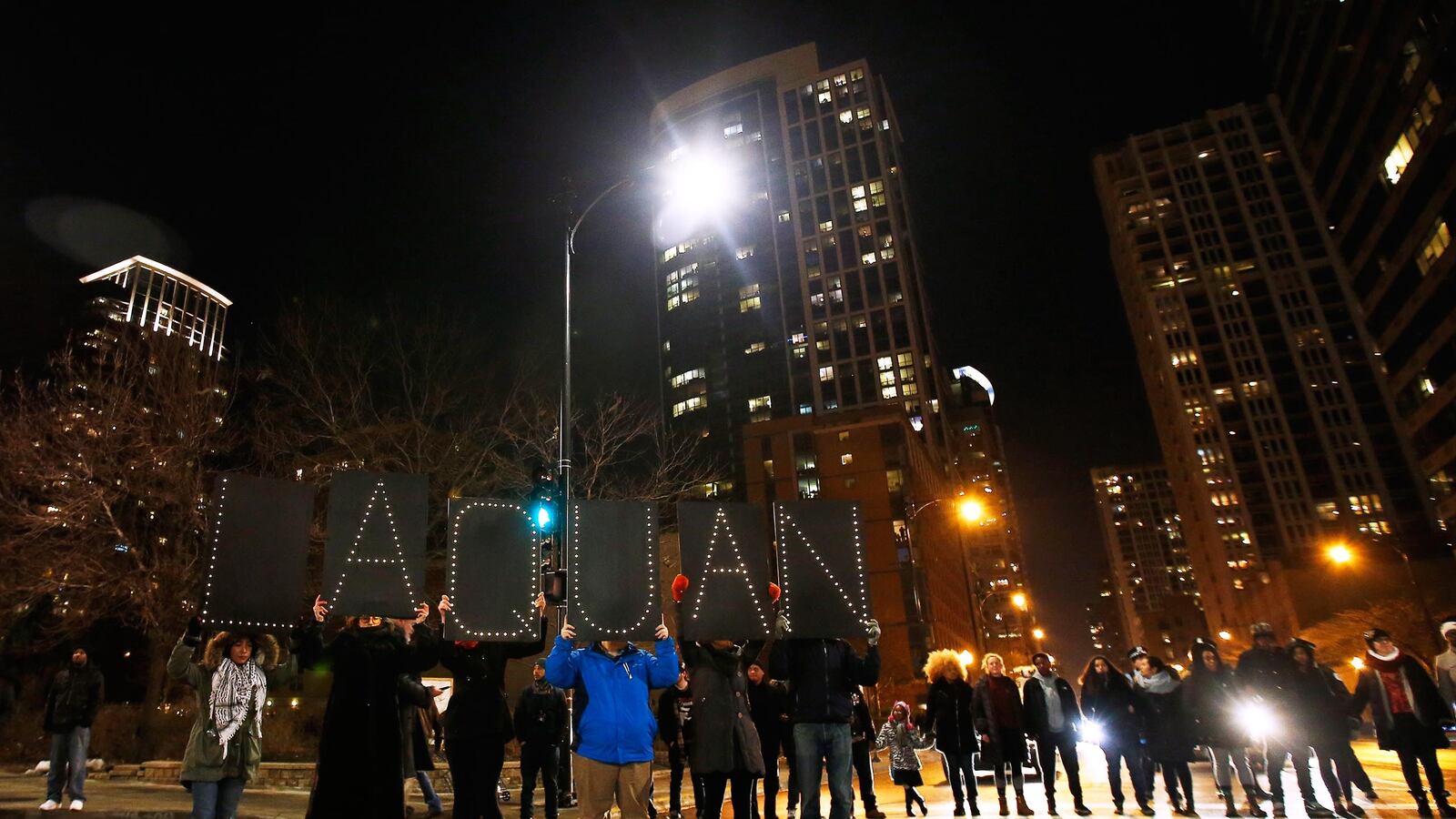 galleries/2015/11/25/chicago-protesters-march-after-release-of-laquan-mcdonald-video-photos/151124-chicago-protests-01_cuovec