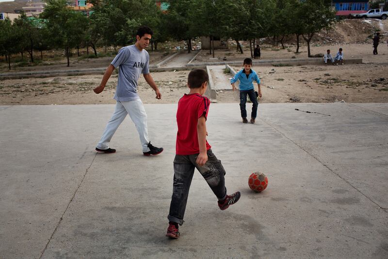 galleries/2014/02/16/afghanistan-s-michael-jordan-photos/140215-afghanistan-bball12_s5nbpt