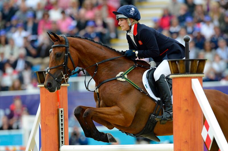 articles/2012/07/31/zara-knocks-down-a-fence-as-royal-family-look-on/eq2_g5ge0e