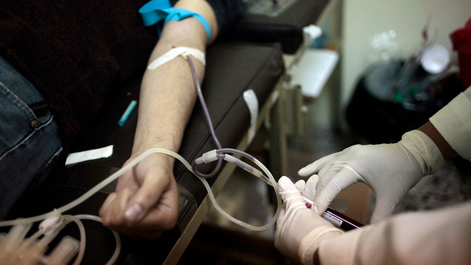 cheats/2014/12/23/fda-let-s-end-ban-on-gays-giving-blood/141223-blood-ban-cheat_oaeb31