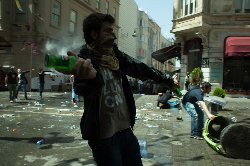 galleries/2013/05/31/occupy-istanbul-errupts-in-violence-photos/130531-taksim3_ohvort