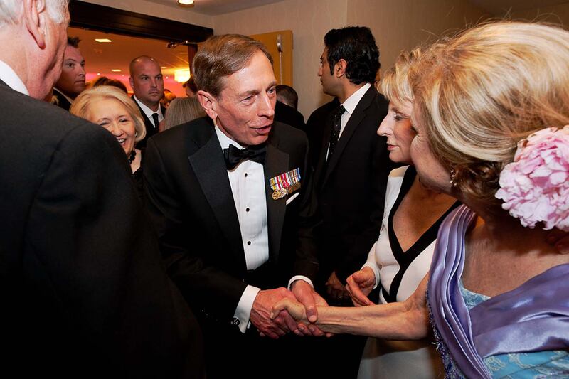 galleries/2012/04/29/reese-witherspoon-david-petraeus-and-more-celebrities-at-the-white-house-correspondents-dinner-photos/petraeus-whcd-2012_ktbdpr