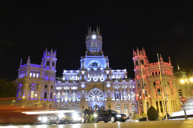 galleries/2015/11/14/city-in-mourning-paris-reacts-to-the-aftermath-of-terror-photos/151114-world-mourns-paris-09_qa8xtu
