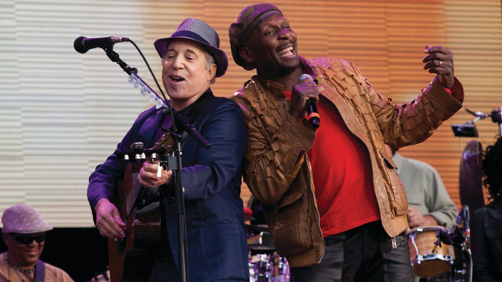 Paul Simon performs with Jimmy Cliff