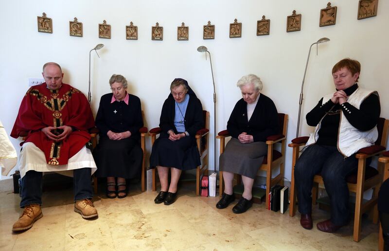 galleries/2015/04/05/pray-father-pepper-doesn-t-punch-you-out/150318-boxing-priest-03_b1mrbf