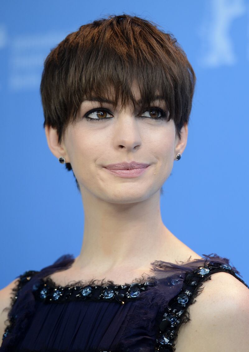 galleries/2013/01/17/michelle-obama-kerry-washington-and-more-celebrities-with-bangs-photos/130215-anne-hathaway_b5nskb