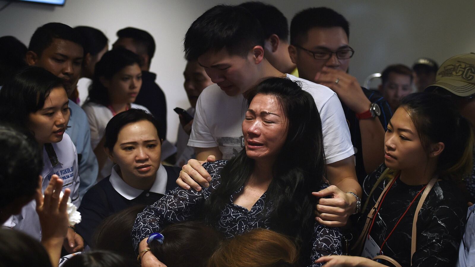 articles/2014/12/30/airasia-plane-presumed-crashed-as-authorities-find-bodies-and-wreckage-in-java-sea/141230-airasia-victims-cheat_rxhyx3