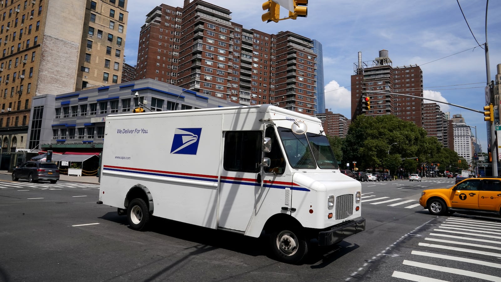 2020-08-21T165329Z_1721357671_RC2GII90NUS1_RTRMADP_3_USA-ELECTION-POST-OFFICE_eufazv