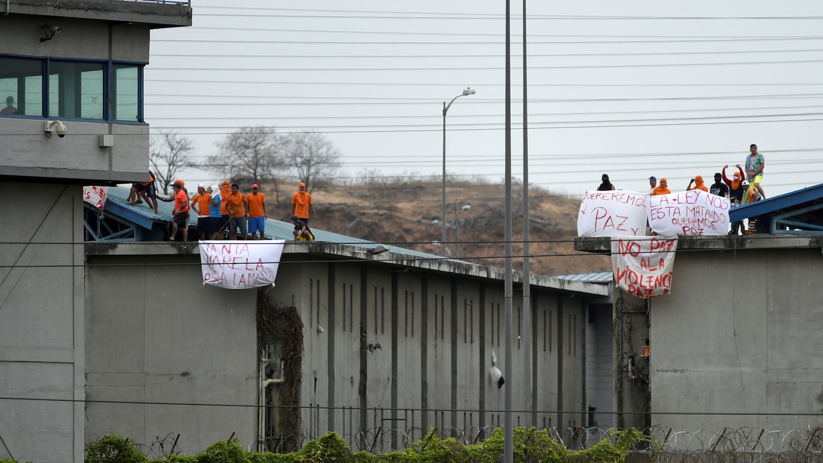 2021-11-13T165816Z_1860448062_RC2STQ906GJD_RTRMADP_3_ECUADOR-PRISON_bf5xkb