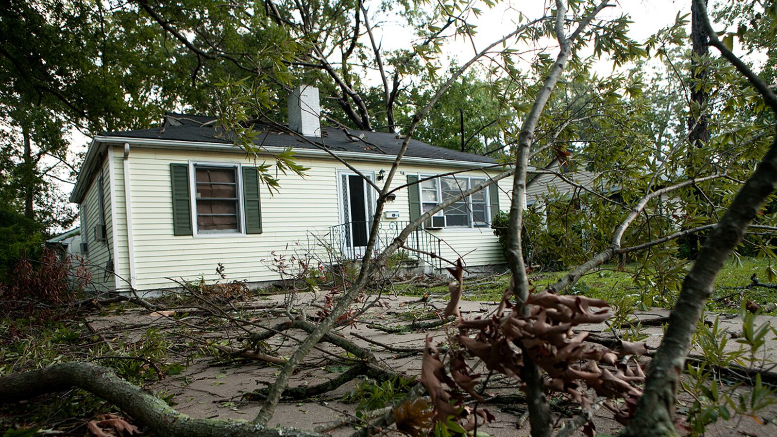 cheats/2011/08/28/authorities-assess-storm-damage/hurricane-irene-aftermath-cheat_ppo0er