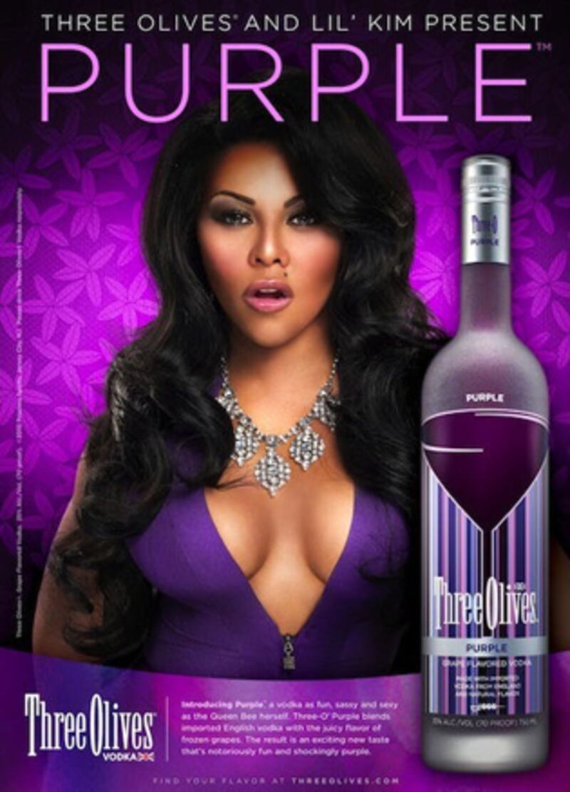 galleries/2011/04/12/celebrity-booze/celeb-booze---lil-kim_wo6ajn